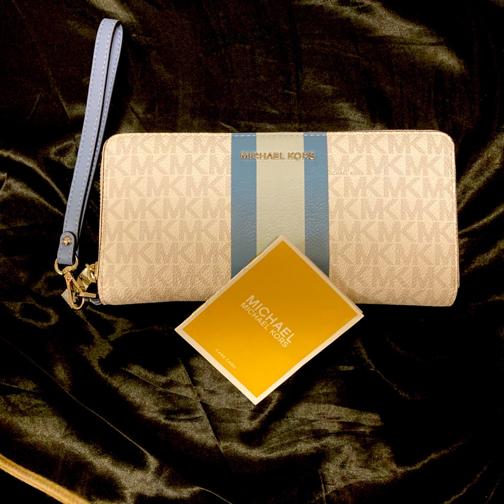 Micheal kors wallet.